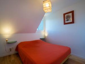 - une chambre avec un lit rouge et une fenêtre dans l'établissement Villa Carnac, 3 pièces, 5 personnes - FR-1-477-85, à Carnac