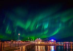 an image of the northern lights in the sky at Anker Brygge in Svolvær