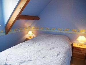 ein Schlafzimmer mit einem weißen Bett und zwei Nachttischen mit Lampen in der Unterkunft Maison Erdeven, 3 pièces, 4 personnes - FR-1-479-84 in Erdeven