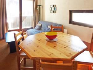 uma mesa de madeira numa sala de estar com uma tigela em Appartement Les Orres, 2 pièces, 6 personnes - FR-1-322-371 em Les Orres