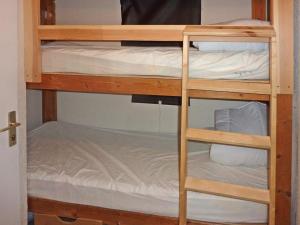 a bunk bed with two bunk beds in a room at Appartement Les Orres, 2 pièces, 6 personnes - FR-1-322-371 in Les Orres