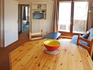 a wooden table with a bowl on top of it at Appartement Les Orres, 2 pièces, 6 personnes - FR-1-322-371 in Les Orres