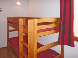 - deux lits superposés dans une chambre dans l'établissement Appartement Les Orres, 2 pièces, 6 personnes - FR-1-322-373, aux Orres
