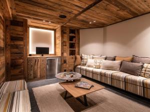 ein Wohnzimmer mit Sofa und Tisch in der Unterkunft Chalet luxe 5* pour 14 pers. à La Rosière avec hammam - FR-1-398-622 in Montvalezan
