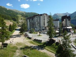 a view of a city with buildings and trees at Appartement Les Orres, 2 pièces, 6 personnes - FR-1-322-371 in Les Orres
