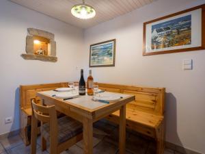 ein Esszimmer mit einem Tisch und 2 Flaschen Wein in der Unterkunft Petite maison 3 pièces à Crac'h - WIFI, animaux acceptés - FR-1-477-42 in Crach + 7 Fotos