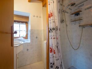 La salle de bains est pourvue d'une douche et d'un lavabo. dans l'établissement Villa Crac'h, 3 pièces, 4 personnes - FR-1-477-42, à Crach
