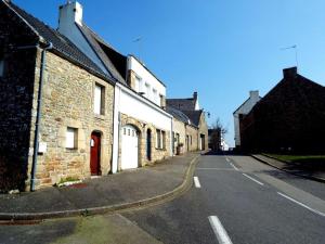 une rue vide avec une rangée de bâtiments en briques dans l'établissement Villa Crac'h, 3 pièces, 4 personnes - FR-1-477-42, à Crach