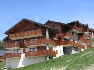 um edifício com varandas no topo de uma colina em Appartement Peisey-Vallandry, 3 pièces, 6 personnes - FR-1-411-648 em Landry