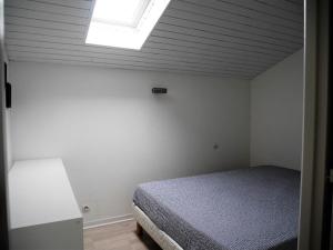 a bedroom with a bed and a skylight at Villa Capbreton, 3 pièces, 4 personnes - FR-1-413-79 in Capbreton