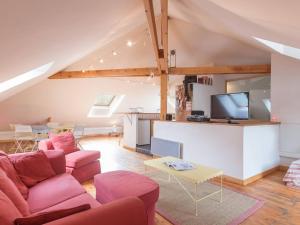 a living room with a couch and a tv at Appartement Briançon, 3 pièces, 8 personnes - FR-1-330C-1 in Briançon