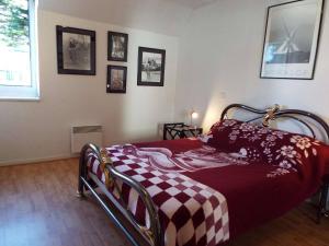 - une chambre avec un lit et une couverture rouge dans l'établissement Appartement Carnac, 3 pièces, 4 personnes - FR-1-477-133, à Carnac