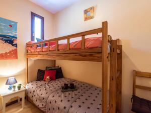 a bedroom with two bunk beds and a desk at Appartement confortable 4 pers, 2 chambres, parking, proche centre Saint Lary - FR-1-296-278 in Saint-Lary-Soulan