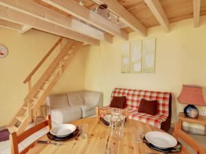 une salle à manger avec une table et un escalier dans l'établissement Studio Cauterets, 2 pièces, 4 personnes - FR-1-401-150, à Cauterets