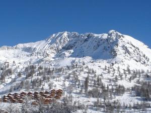 a snow covered mountain with a house in front of it at Charmant appartement 45m², 5 couchages, ski aux pieds, secteur chalets, Isola 2000 - FR-1-292-141 in Isola 2000