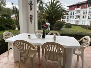 a white table and chairs on a patio at Appartement Cambo-les-Bains, 3 pièces, 4 personnes - FR-1-495-20 in Cambo-les-Bains
