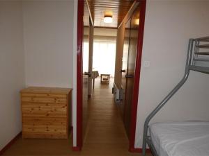 a hallway leading to a bedroom with a bunk bed at Appartement Saint-Lary-Soulan, 1 pièce, 5 personnes - FR-1-457-221 in Saint-Lary-Soulan