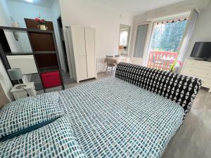 a bedroom with a large bed with a black and white comforter at Appartement Cambo-les-Bains, 1 pièce, 2 personnes - FR-1-495-50 in Cambo-les-Bains