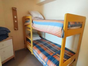 a small bedroom with two bunk beds and a dresser at Appartement Saint-Lary-Soulan, 2 pièces, 6 personnes - FR-1-457-253 in Saint-Lary-Soulan