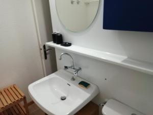 Un baño con un lavabo blanco y un espejo. en Appartement 2 pièces cabine, 7 pers, Arc 1600, ski aux pieds, proche commerces, balcon sud - FR-1-411-669, en Arc 1600 7 fotos más