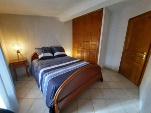 um quarto com uma cama com um edredão azul em A 200 mètres du château : maison de ville em Carcassonne