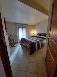 ein Schlafzimmer mit einem Bett und einem Fenster in der Unterkunft A 200 mètres du château : maison de ville in Carcassonne