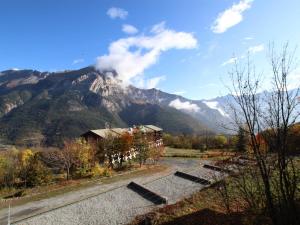 una vista de una montaña con un edificio en el primer plano en Appartement Puy-Saint-Vincent, 1 pièce, 2 personnes - FR-1-330G-98 en Puy-Saint-Vincent