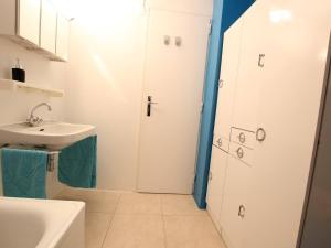 y baño blanco con lavabo y ducha. en Appartement Puy-Saint-Vincent, 1 pièce, 2 personnes - FR-1-330G-98 en Puy-Saint-Vincent
