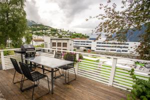patio con mesa y sillas en el balcón en Koie Standard en Stranda