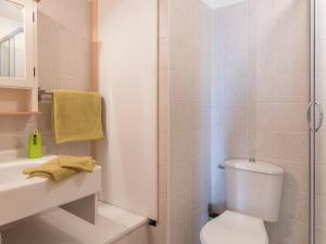 Ванная комната в Appartement Montgenèvre, 1 pièce, 4 personnes - FR-1-330D-57