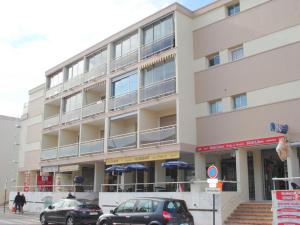 a building with cars parked in front of it at Studio Balaruc-les-Bains, 1 pièce, 4 personnes - FR-1-503-33 in Balaruc-les-Bains