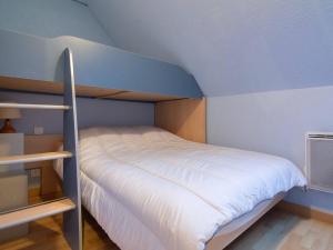 Posto letto in camera con soffitto blu di Chalet triplex pour 7 pers. avec terrasse, parking, proche télécabine et commerces - FR-1-401-178 a Cauterets
