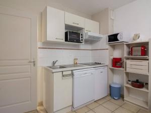 una piccola cucina con lavello e microonde di Chalet triplex pour 7 pers. avec terrasse, parking, proche télécabine et commerces - FR-1-401-178 a Cauterets