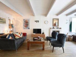 Fotografie z fotogalerie ubytování Maison de Charme au Centre du Village avec Cheminée et Cuisine Équipée - FR-1-434-56 v destinaci Les Portes