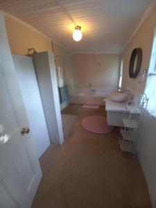 a bathroom with a sink and a bath tub at Karooland Gastehuis in Middelburg