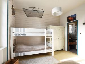 雷島阿爾的住宿－Appartement Ars-en-Ré, 3 pièces, 4 personnes - FR-1-434-54，配有灯的客房内的白色双层床