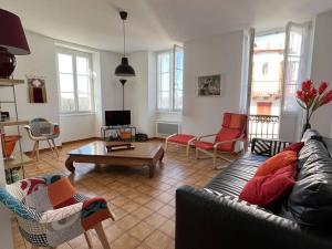 a living room with a couch and a coffee table at Appartement Cambo-les-Bains, 2 pièces, 3 personnes - FR-1-495-79 in Cambo-les-Bains