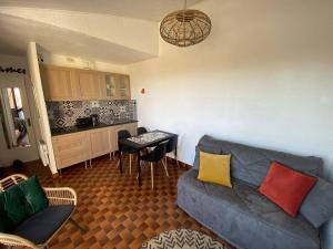 Kuchyň nebo kuchyňský kout v ubytování Villa T2 Front de Mer avec Terrasse à Port Leucate - 4 Couchages, Parking Privé, Plage à Pieds - FR-1-81-515