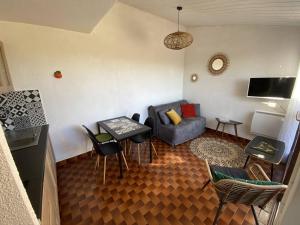 TV a/nebo společenská místnost v ubytování Villa T2 Front de Mer avec Terrasse à Port Leucate - 4 Couchages, Parking Privé, Plage à Pieds - FR-1-81-515