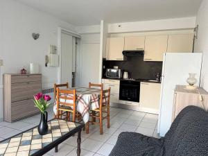 - une cuisine avec une table et des chaises dans la chambre dans l'établissement Appartement Cambo-les-Bains, 2 pièces, 3 personnes - FR-1-495-88, à Cambo-les-Bains