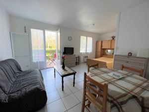 - un salon avec un canapé et une table dans l'établissement Appartement Cambo-les-Bains, 2 pièces, 3 personnes - FR-1-495-88, à Cambo-les-Bains