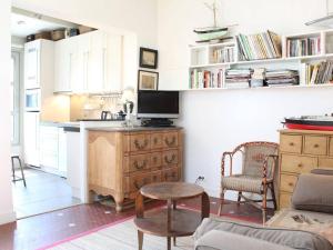 een woonkamer met een bureau met een tv en een stoel bij Maison La Baule, 2 pièces, 4 personnes - FR-1-245-115 in La Baule