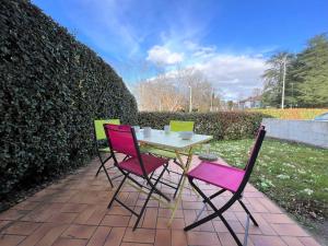 une table et quatre chaises sur la terrasse dans l'établissement Appartement Cambo-les-Bains, 2 pièces, 3 personnes - FR-1-495-88, à Cambo-les-Bains