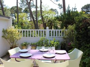 een roze tafel en stoelen in de tuin bij Maison La Baule, 2 pièces, 4 personnes - FR-1-245-115 in La Baule