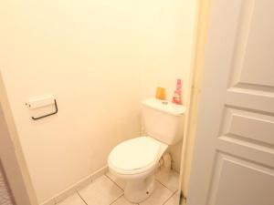 ein Badezimmer mit einem weißen WC und einer Tür in der Unterkunft Appartement La Salle-les-Alpes, 3 pièces, 6 personnes - FR-1-330F-194 in La Salle Les Alpes