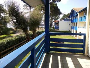 una barandilla azul en el porche de una casa en Appartement Soustons, 2 pièces, 4 personnes - FR-1-379-110, en Soustons