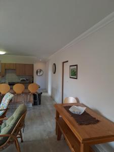 ein Wohnzimmer mit einem Holztisch und Stühlen in der Unterkunft Durement Gagné in Mossel Bay