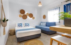 sala de estar con 2 camas y sofá en Blue Paradise, en Ierápetra