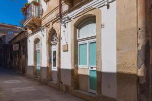 una strada vuota in un vecchio edificio di A'Storia a Siracusa