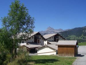 a group of houses with mountains in the background at Appartement Notre-Dame-de-Bellecombe, 2 pièces, 4 personnes - FR-1-505-29 in Notre-Dame-de-Bellecombe